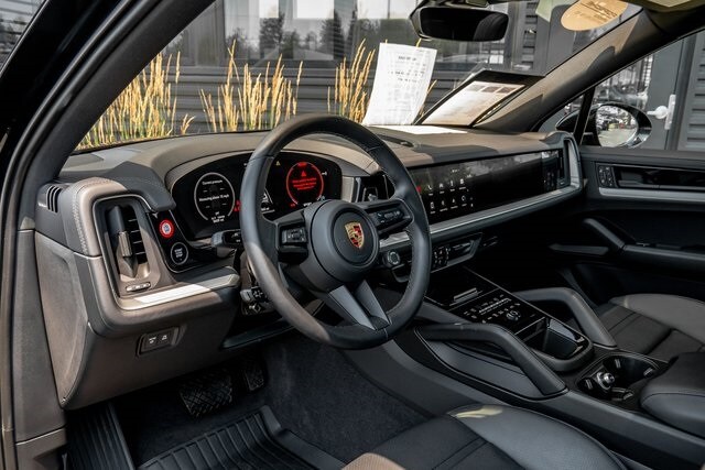2024 Porsche Cayenne photo 3