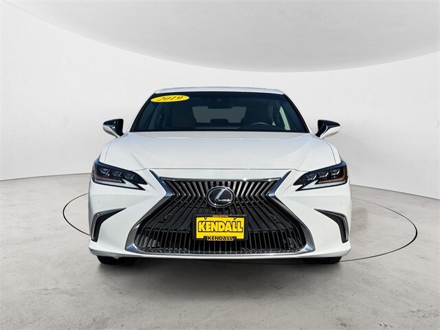 2019 Lexus ES 350 Luxury photo 2