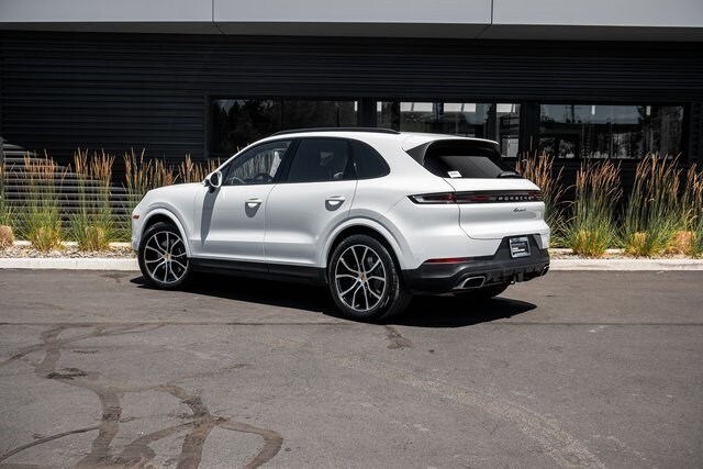 2024 Porsche Cayenne photo 2