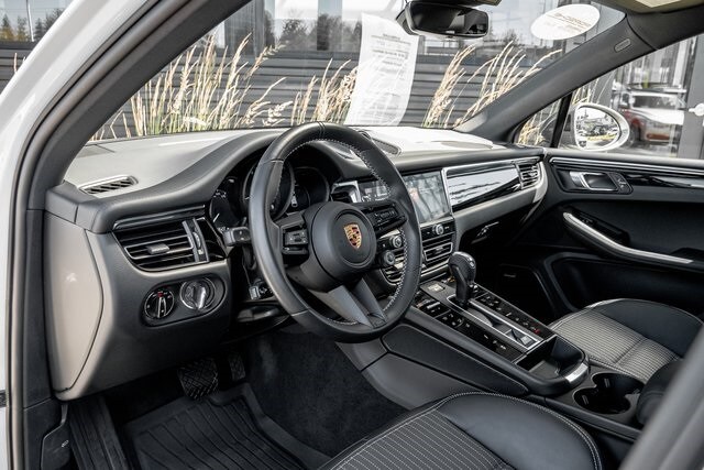 2023 Porsche Macan T photo 4
