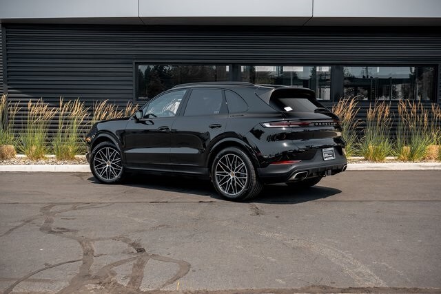 2024 Porsche Cayenne photo 2