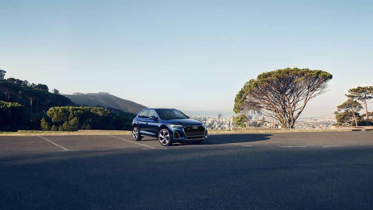Vue 3/4 avant de l'Audi Q5 2021 dans un stationnement extérieur.