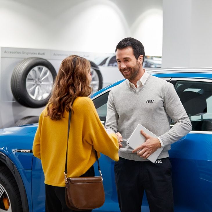 Un employé de Audi qui conclut une entente.