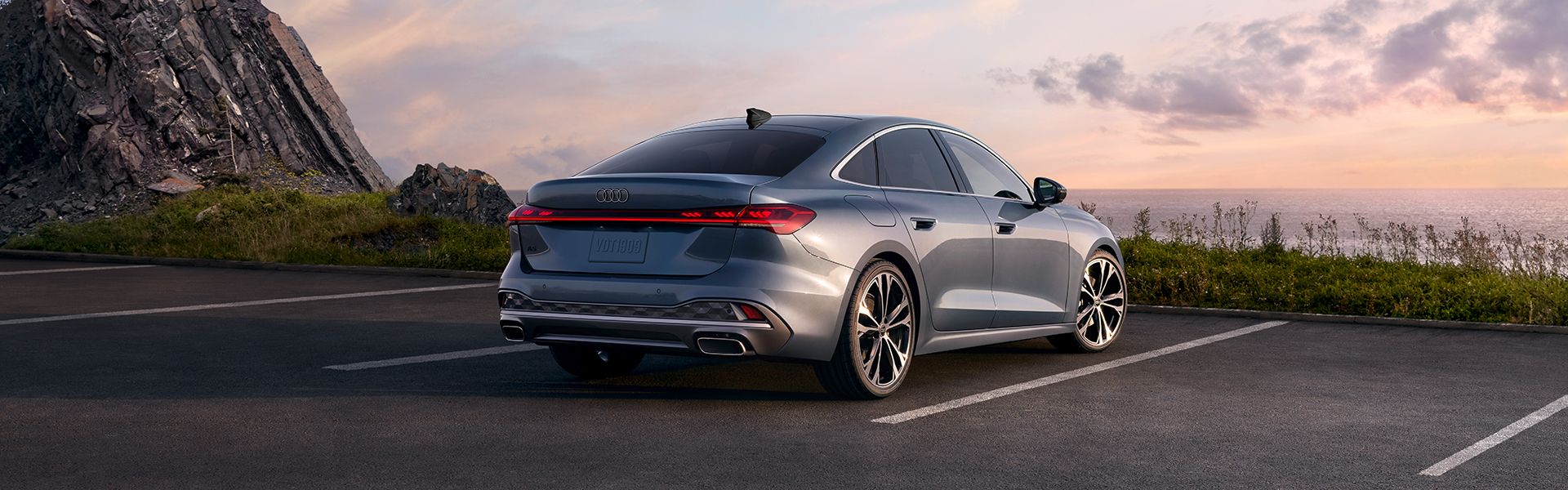 Une audi stationné pour un couché de soleil.