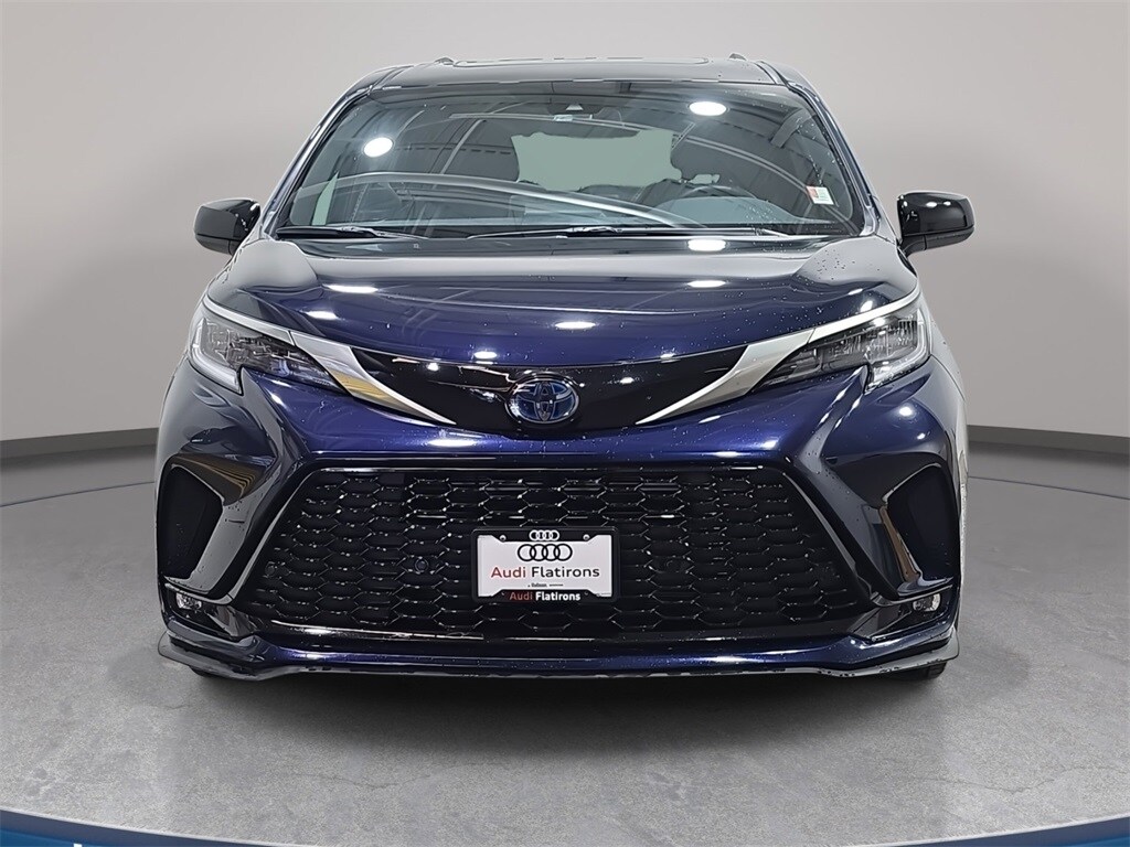 2021 Toyota Sienna XSE photo 2