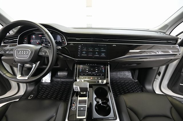 2022 Audi Q7 55 Premium Plus photo 2