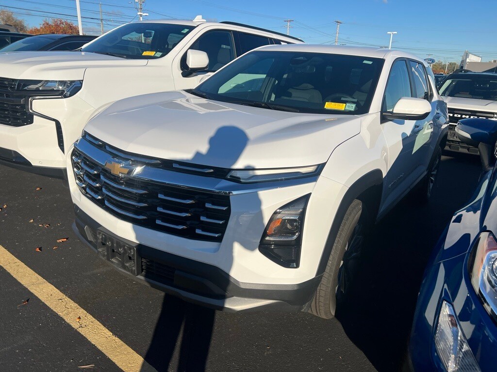 2025 Chevrolet Equinox LT photo 2