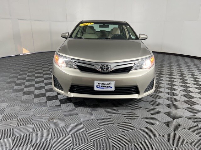 2014 Toyota Camry SE photo 2