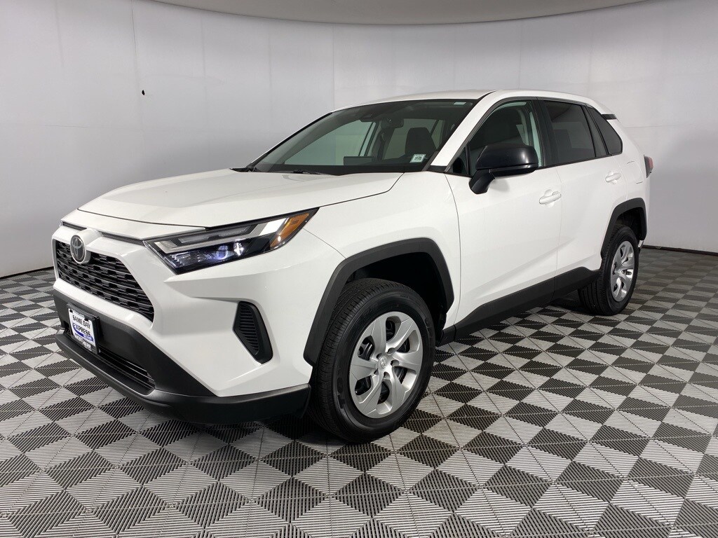 2023 Toyota RAV4 LE photo 2