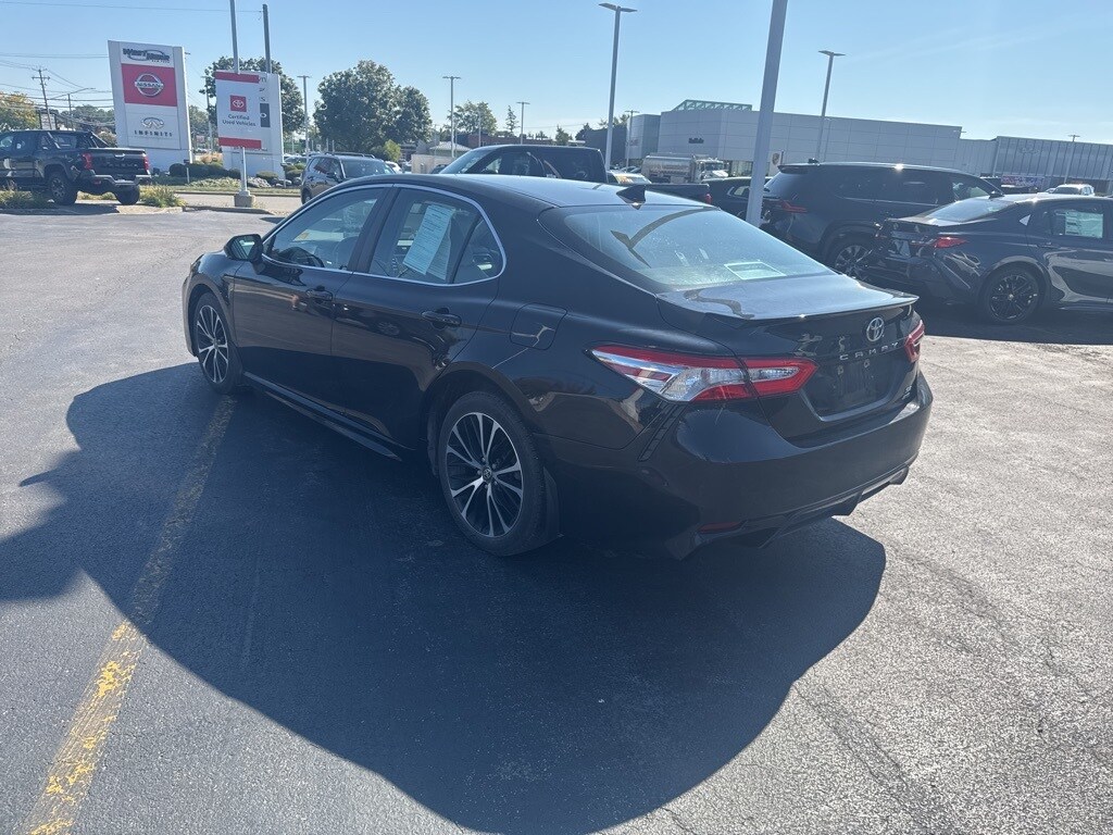 2020 Toyota Camry SE photo 4