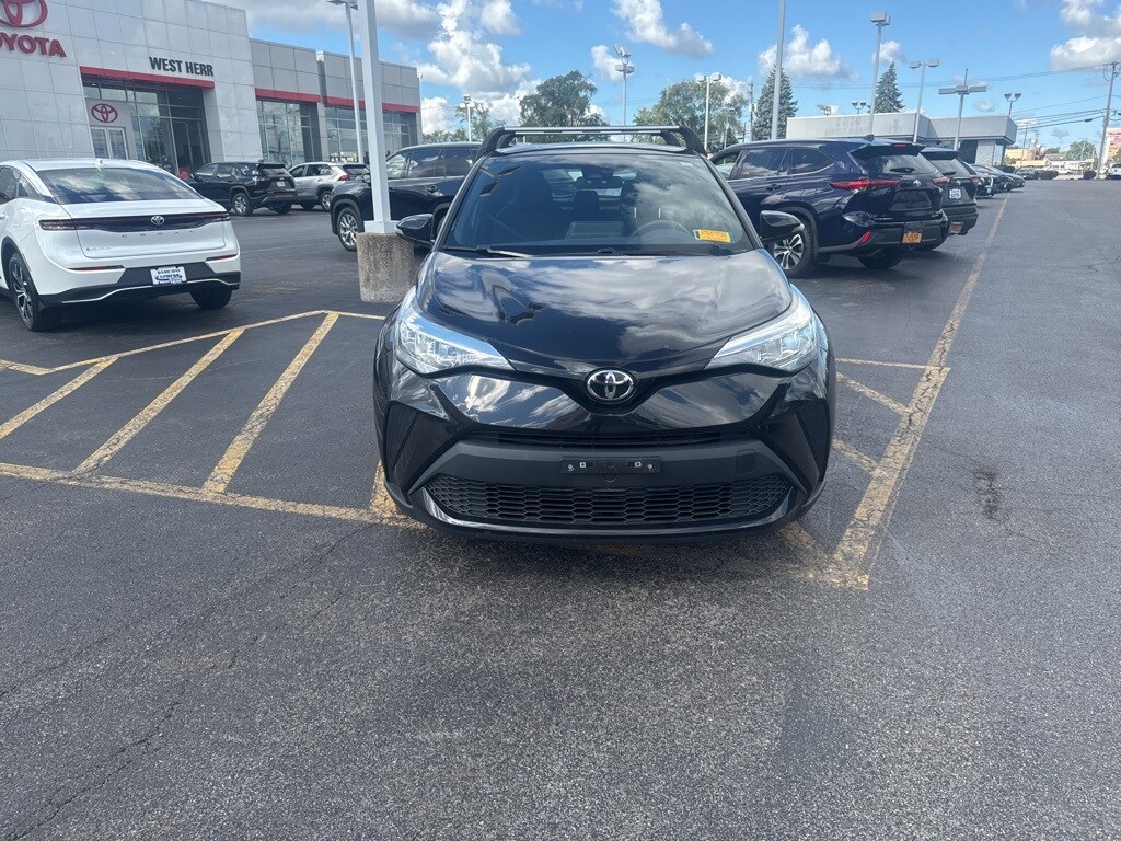 2022 Toyota C-HR XLE photo 2