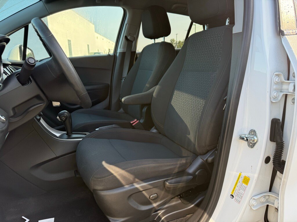 2020 Chevrolet Trax LS photo 2