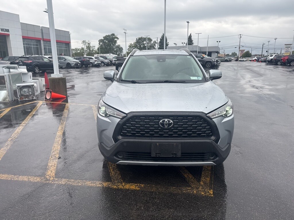 2022 Toyota Corolla Cross LE photo 2