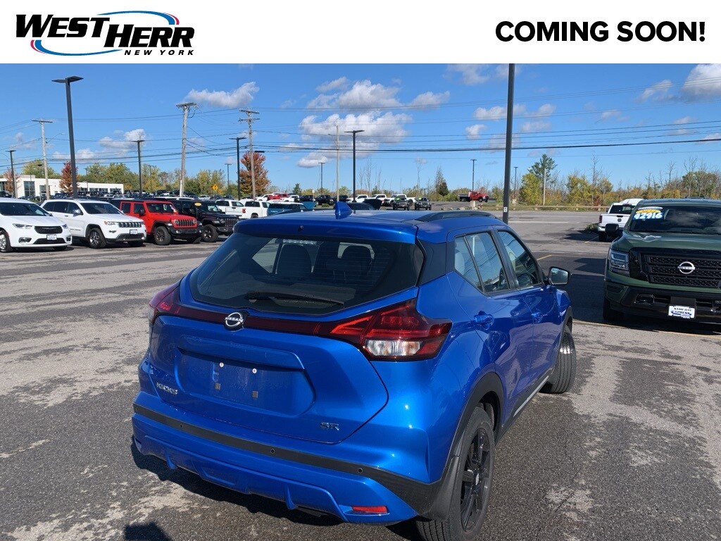 2023 Nissan Kicks SR photo 2