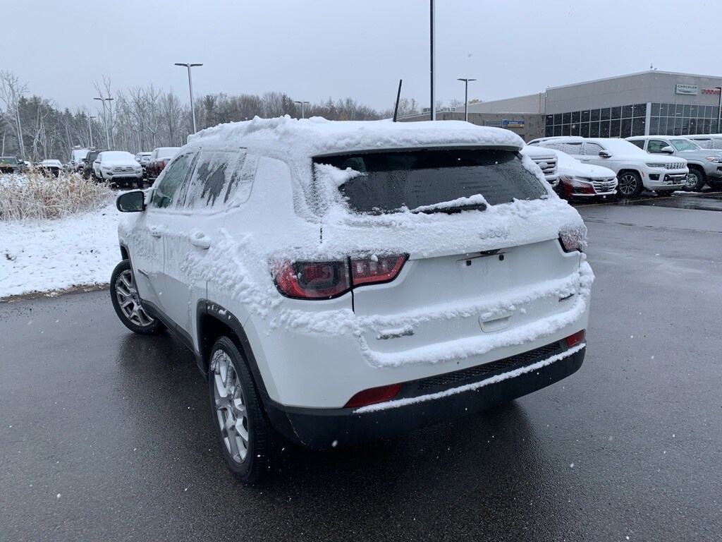 2022 Jeep Compass Latitude Lux photo 3