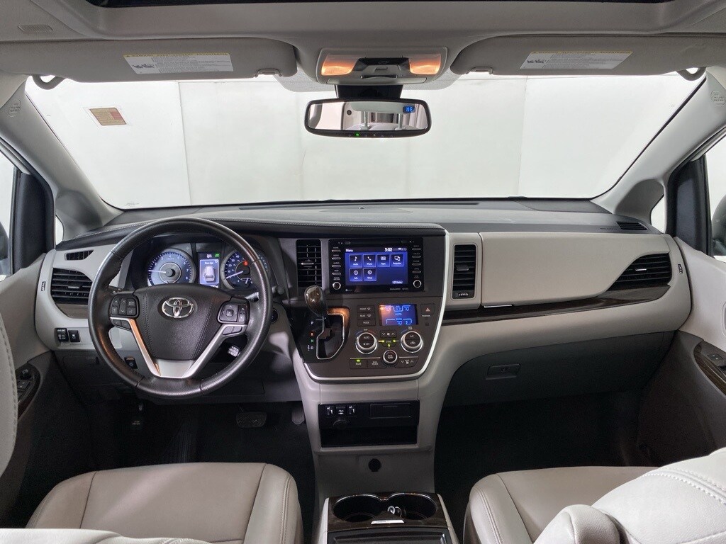 2020 Toyota Sienna XLE photo 2