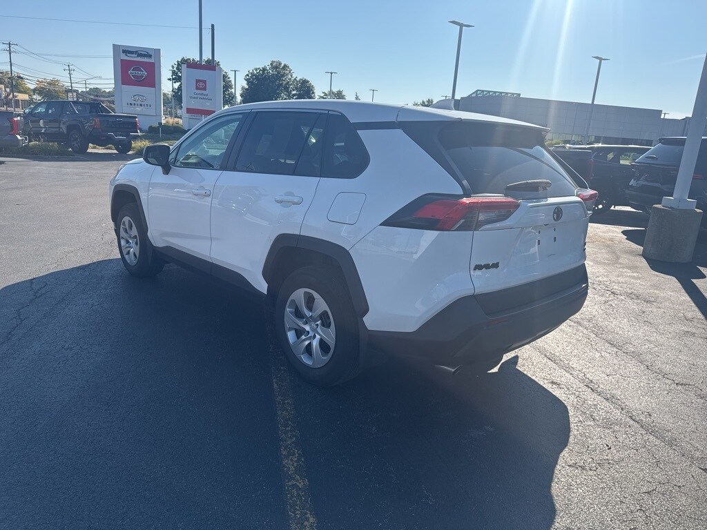 2022 Toyota RAV4 LE photo 2