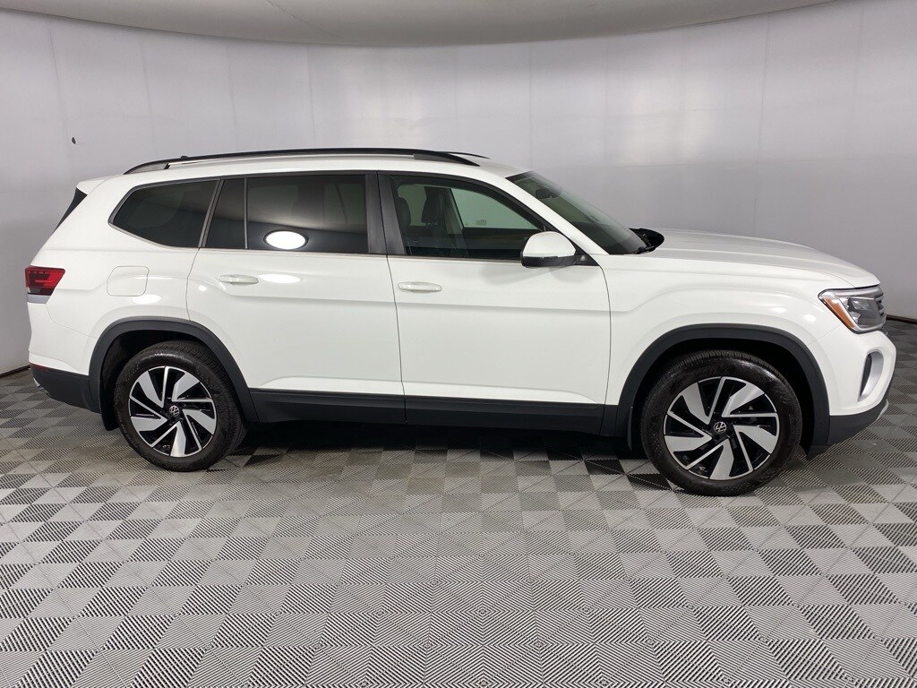 2024 Volkswagen Atlas SE Technology photo 3