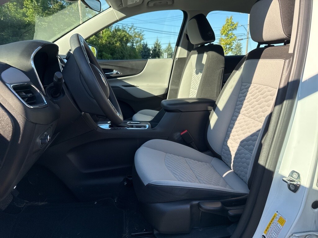 2020 Chevrolet Equinox LS photo 2