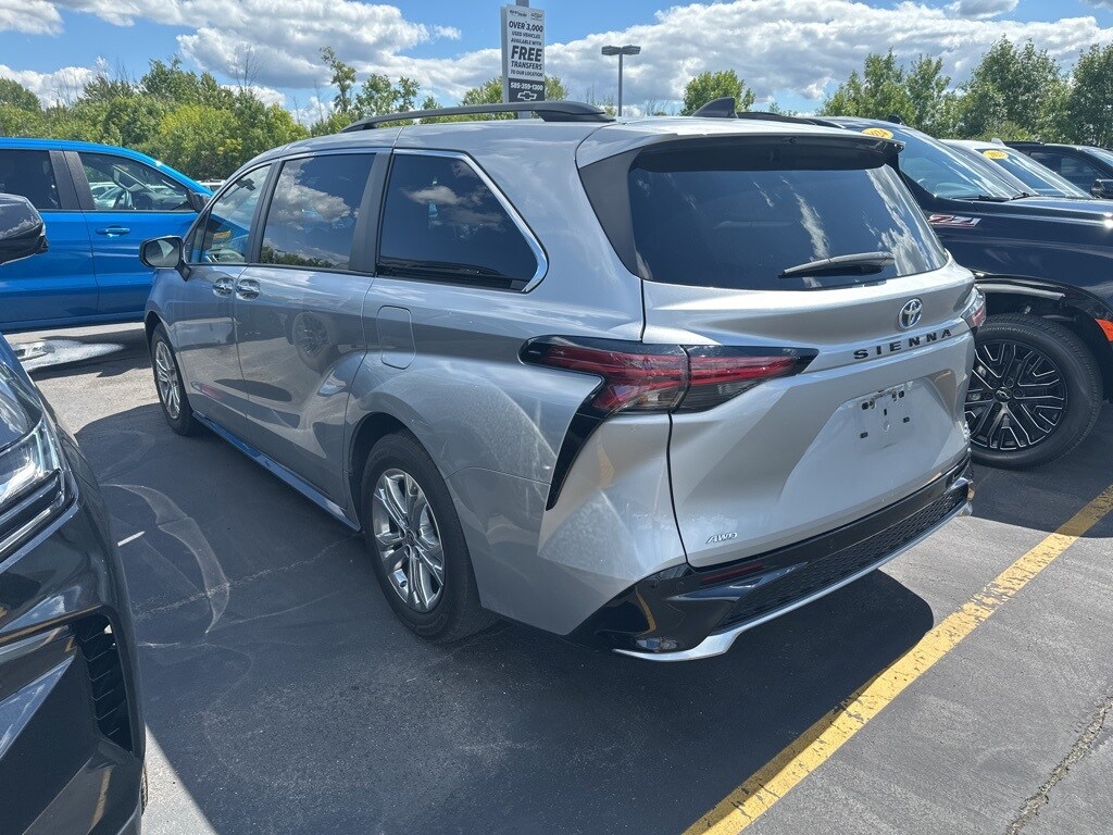 2022 Toyota Sienna XSE photo 3