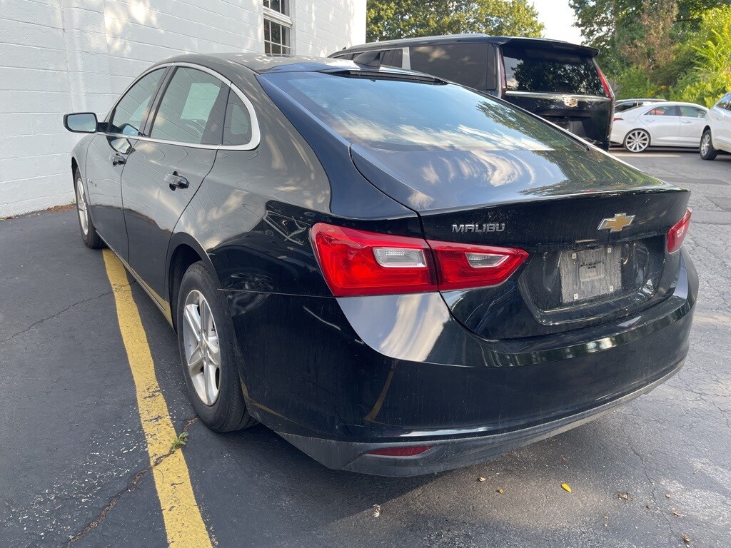 2022 Chevrolet Malibu LS photo 3