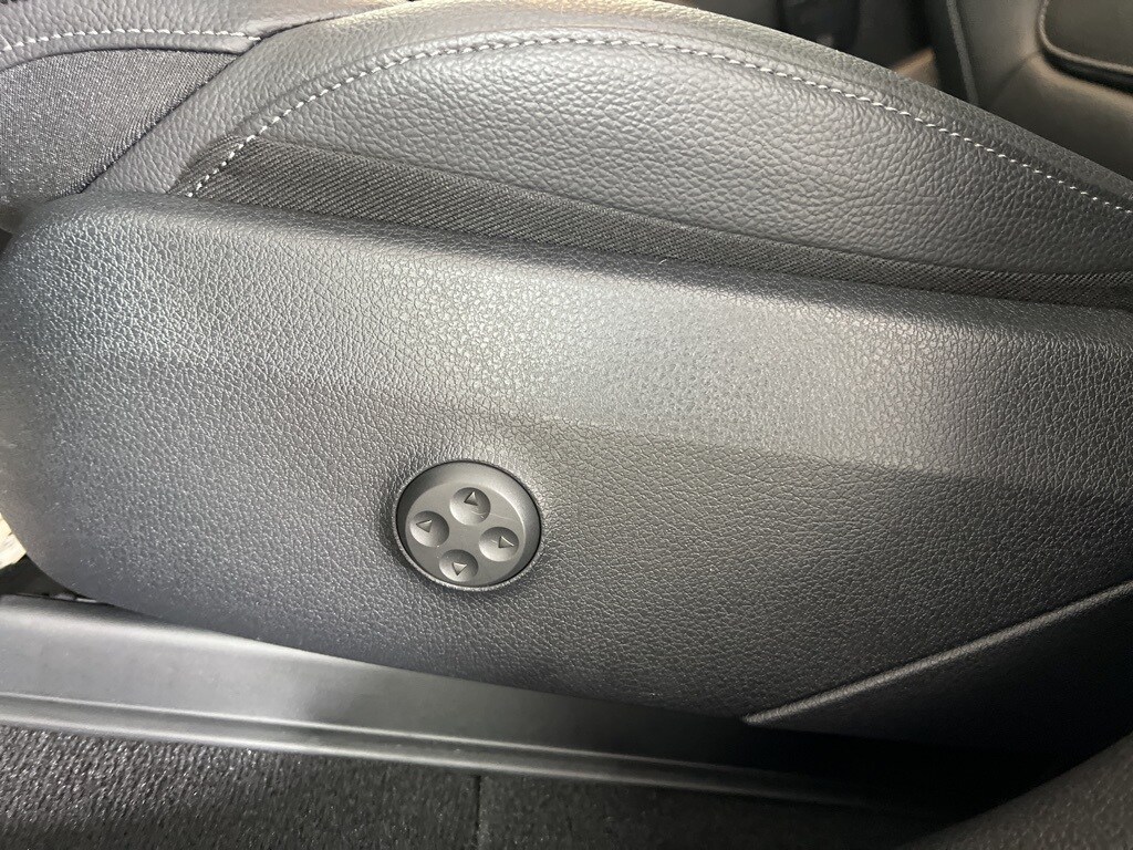 2025 Mercedes Benz GLC 300 4MATIC photo 3