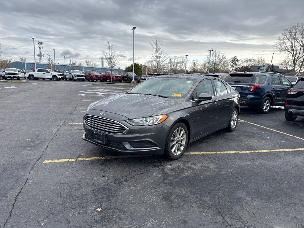 2017 Ford Fusion SE photo 2