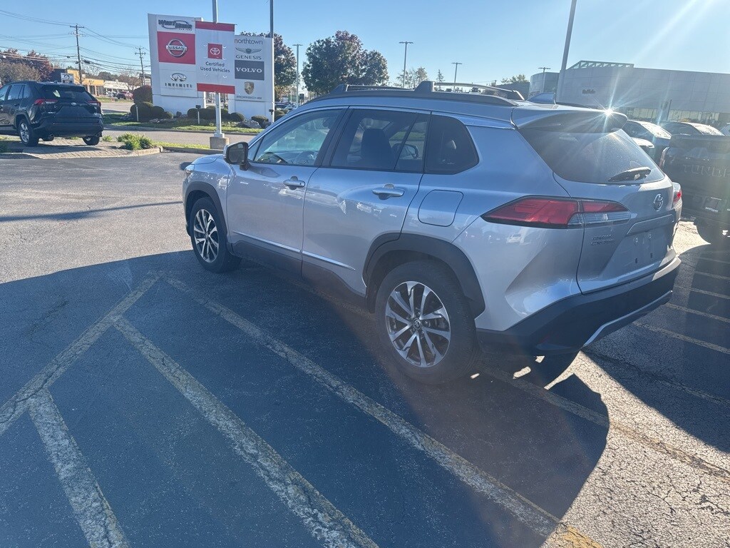 2022 Toyota Corolla Cross XLE photo 2