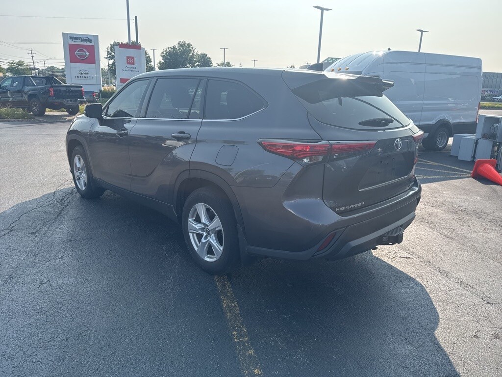 2022 Toyota Highlander LE photo 4