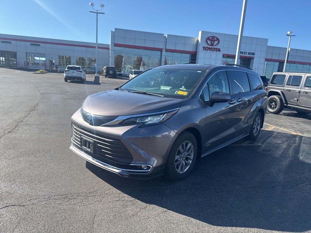 2021 Toyota Sienna XLE photo 3