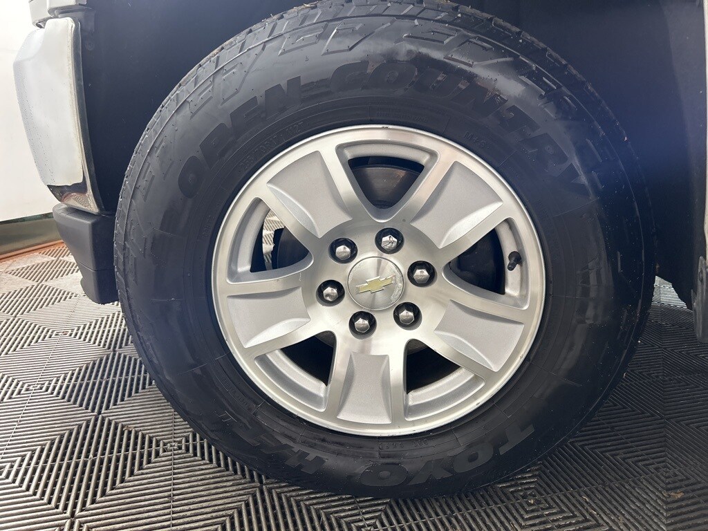 2018 Chevrolet Silverado 1500 LT photo 2