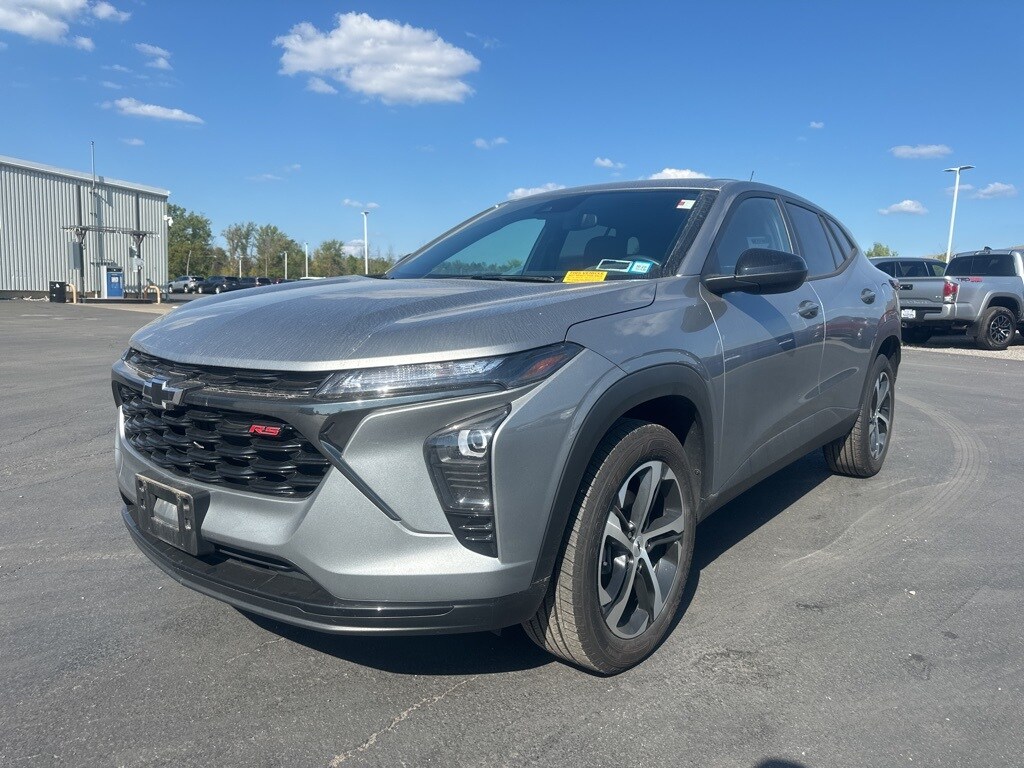 2024 Chevrolet Trax photo 2