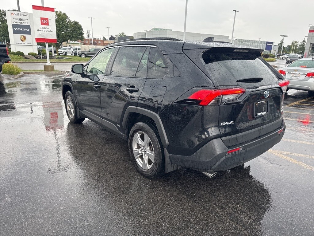 2022 Toyota RAV4 Hybrid XLE photo 3