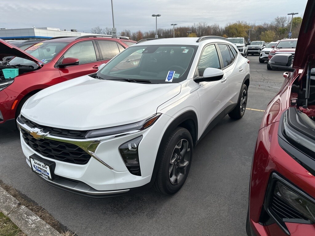 Used 2025 Chevrolet Trax LT SUV