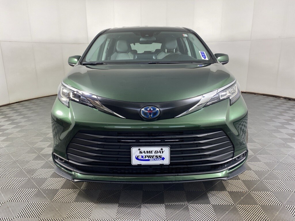 2022 Toyota Sienna LE photo 2