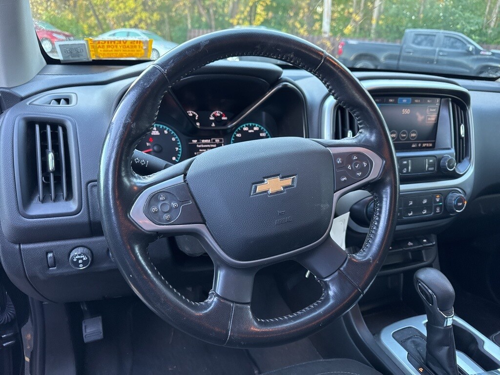 2022 Chevrolet Colorado LT photo 2