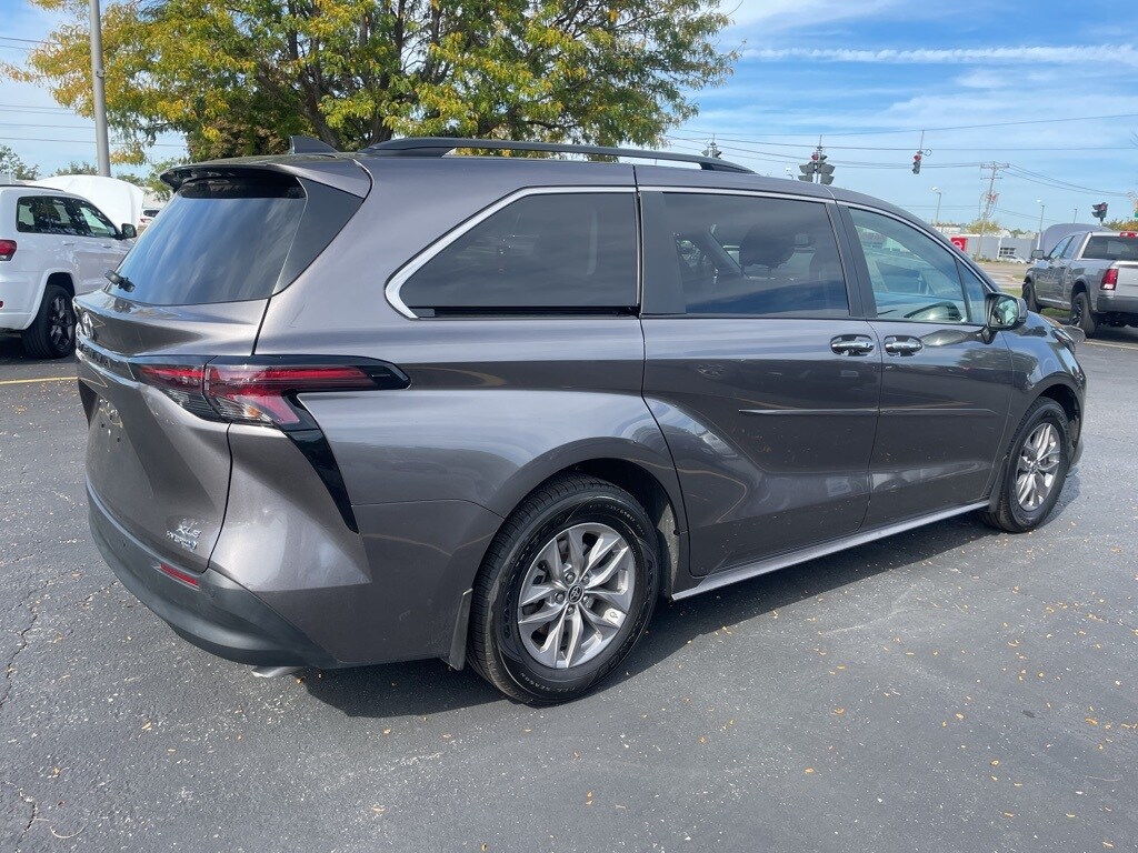 2023 Toyota Sienna XLE photo 4