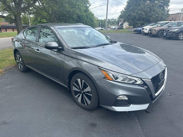 Used 2022 Nissan Altima SV with VIN 1N4BL4DW9NN384219 for sale in Bowmansville, NY