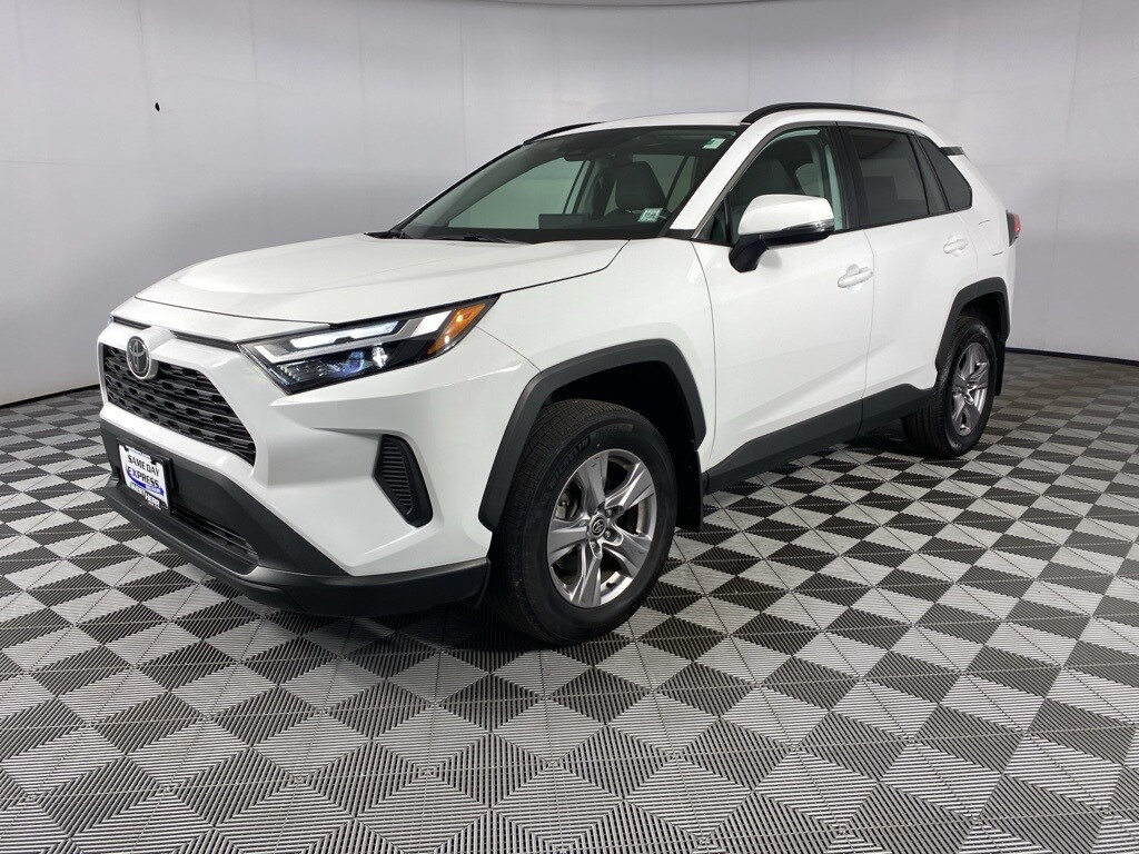2022 Toyota RAV4 XLE photo 2