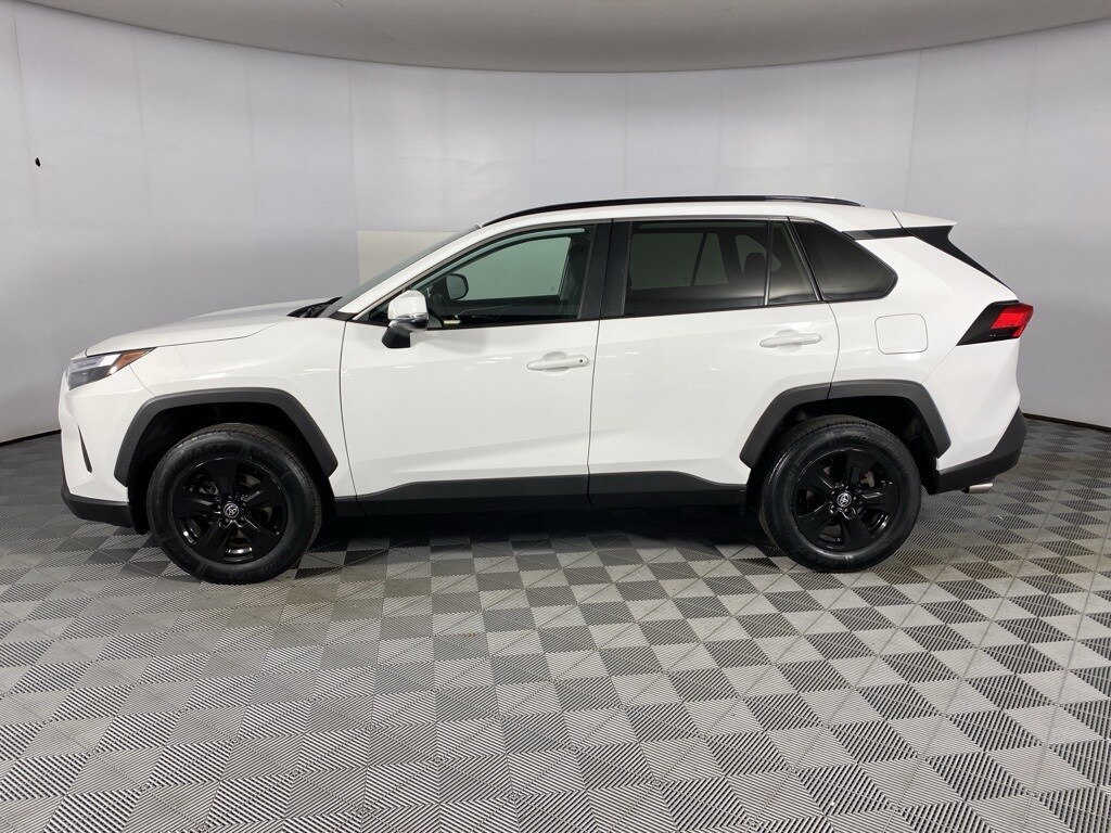 2022 Toyota RAV4 XLE photo 3
