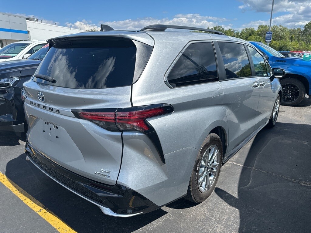 2022 Toyota Sienna XSE photo 2