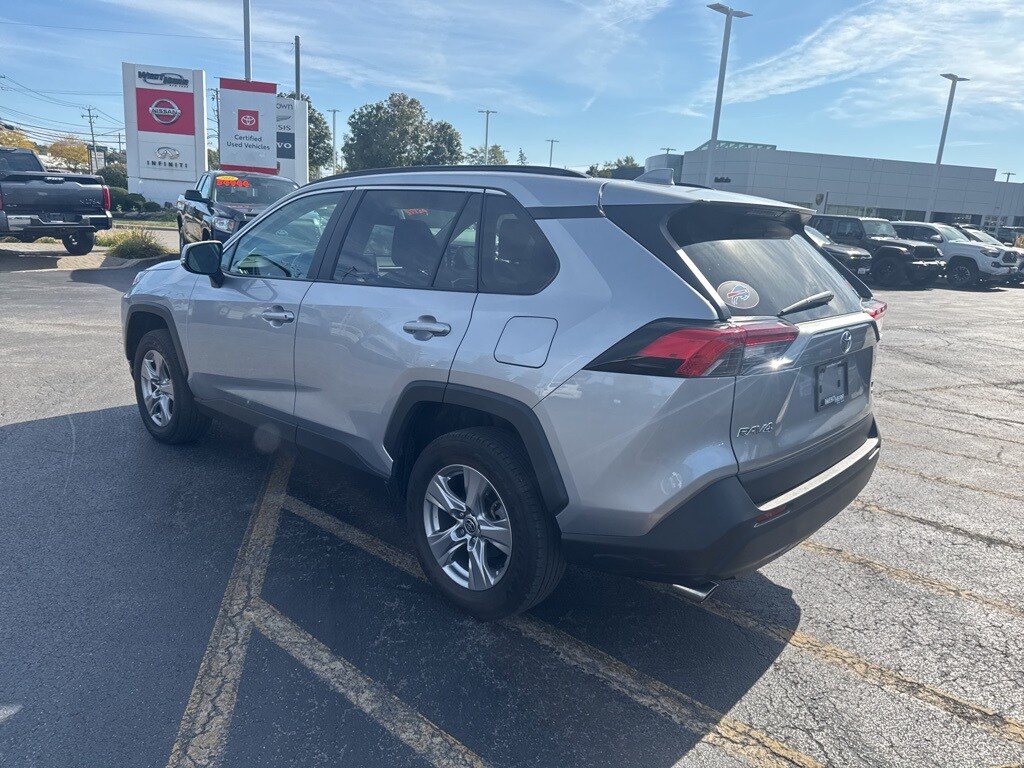 2022 Toyota RAV4 XLE photo 4