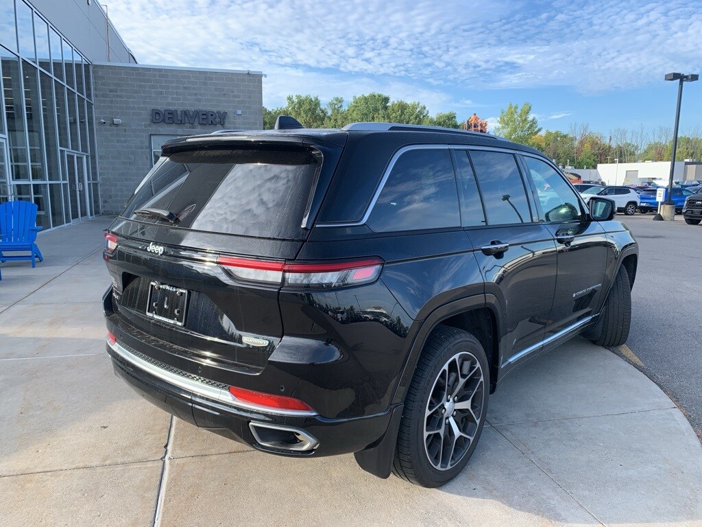 2022 Jeep Grand Cherokee Summit photo 2