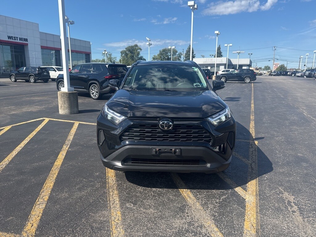 2022 Toyota RAV4 XLE photo 2