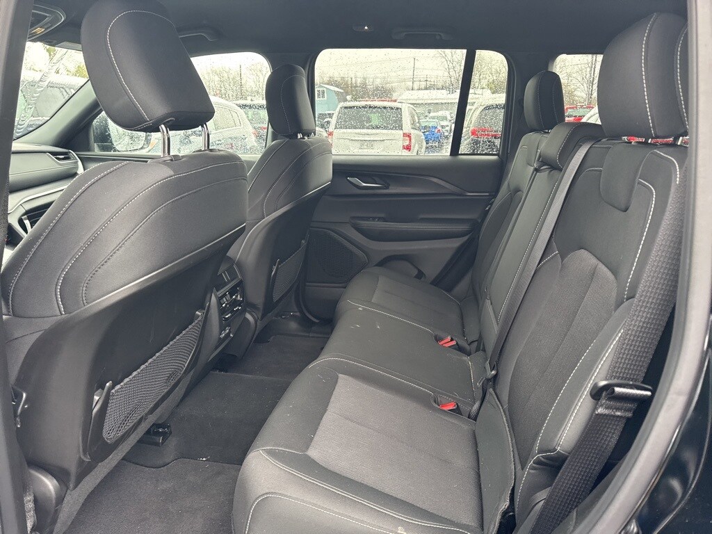 2025 Jeep Grand Cherokee Laredo photo 2