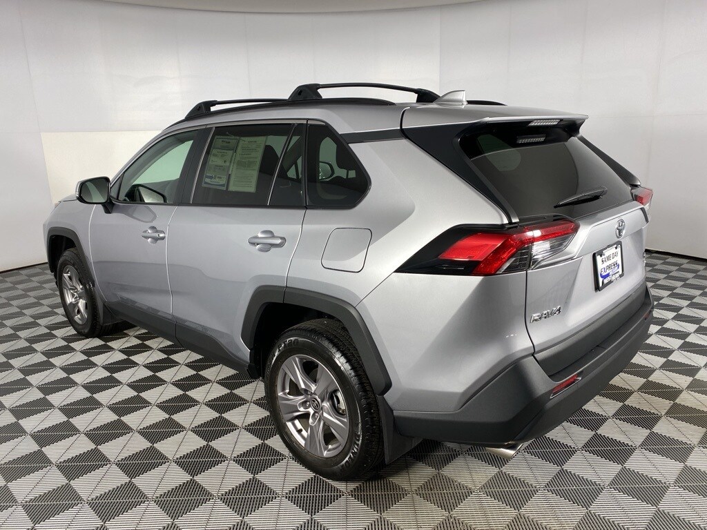 2024 Toyota RAV4 XLE photo 3