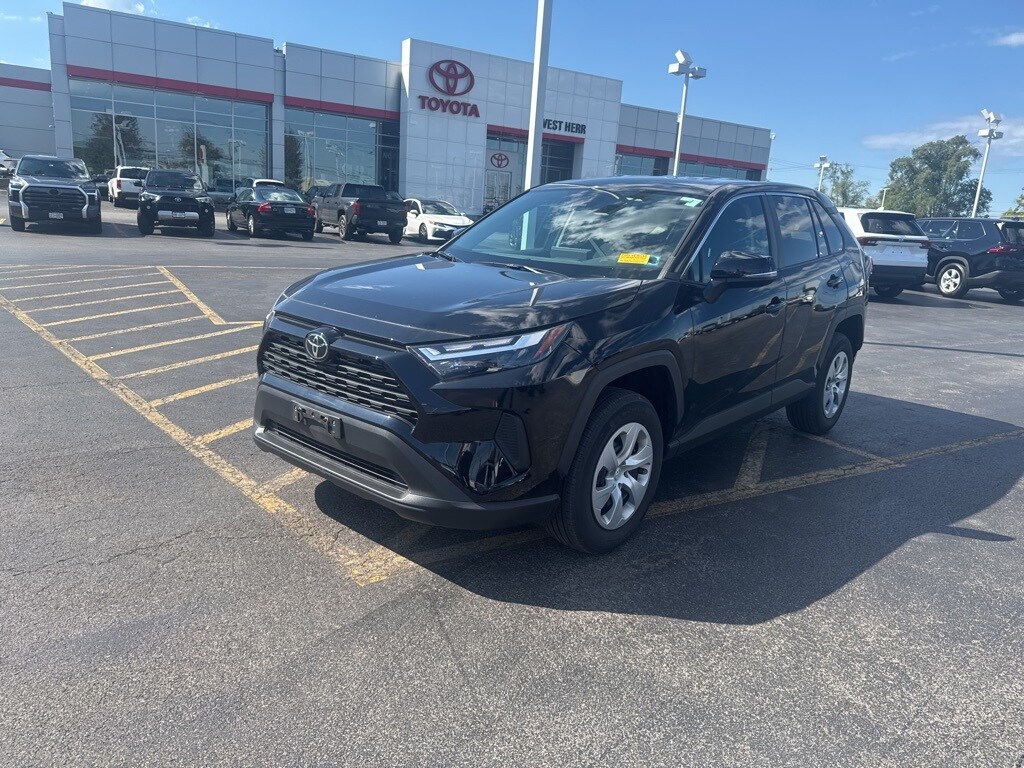 2023 Toyota RAV4 LE photo 2