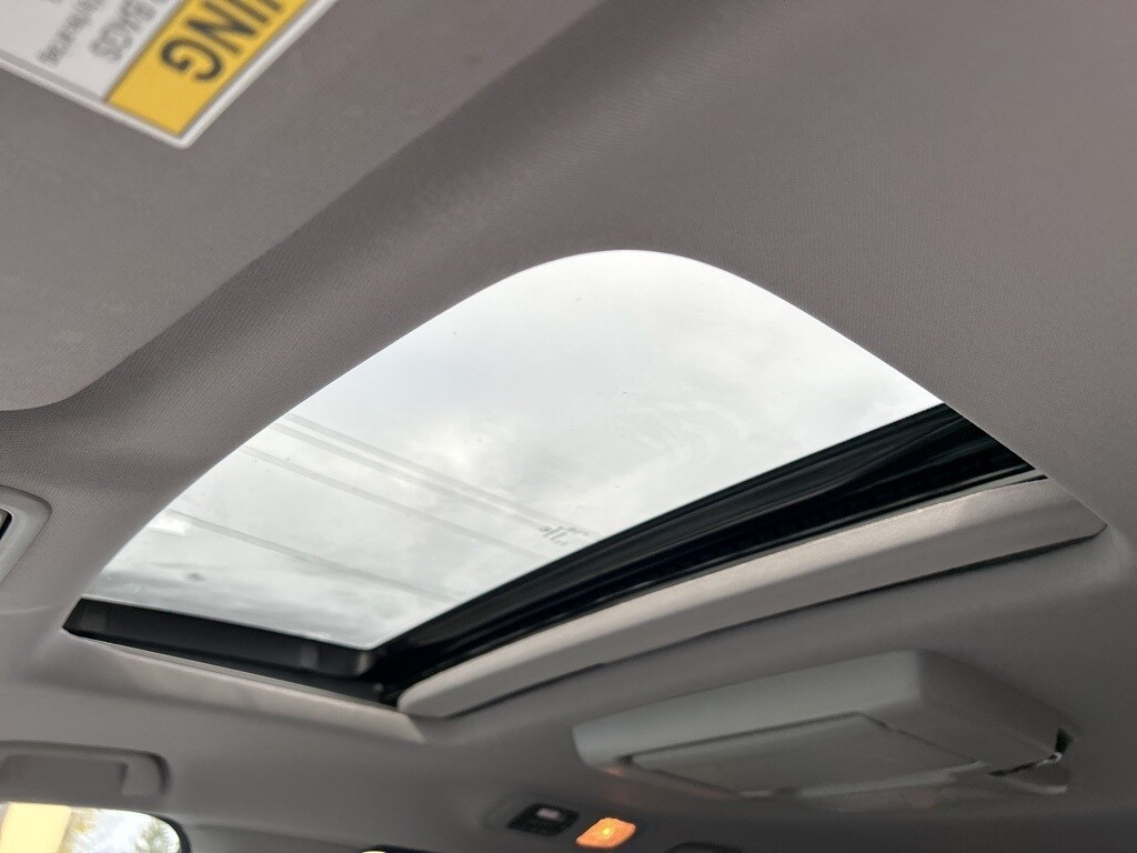 2023 Honda Odyssey Touring photo 2