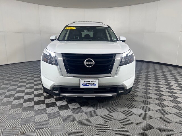 2025 Nissan Pathfinder SL photo 2