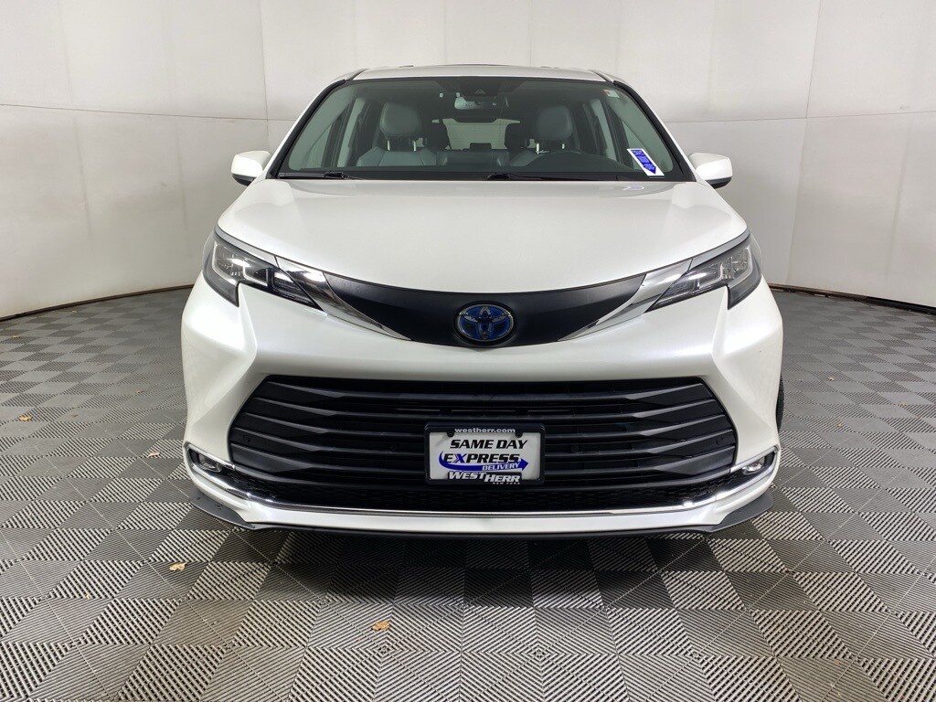 2021 Toyota Sienna XLE photo 2